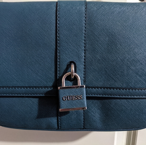 Guess purse - Picture 2 of 4